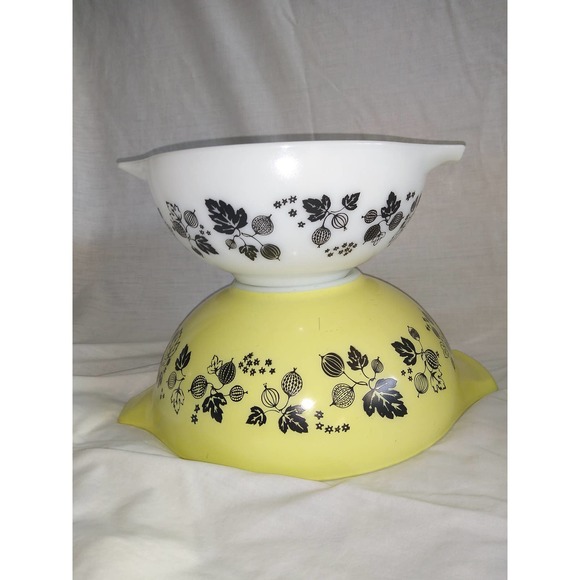 Pyrex yellow and black gooseberry Cinderella bowls (set of 4) - Picture 2 of 7